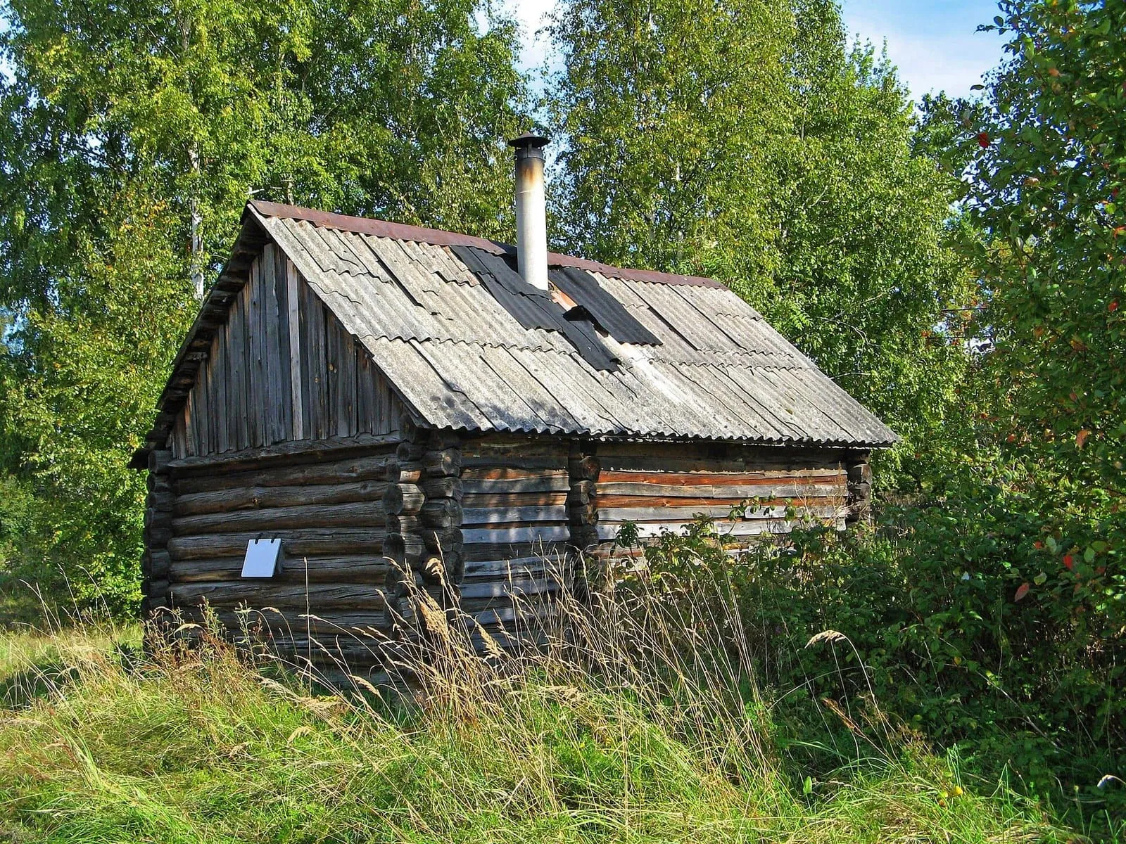 Banya de troncos de madera con chimenea, en Kobona, región de Leningrado, Rusia