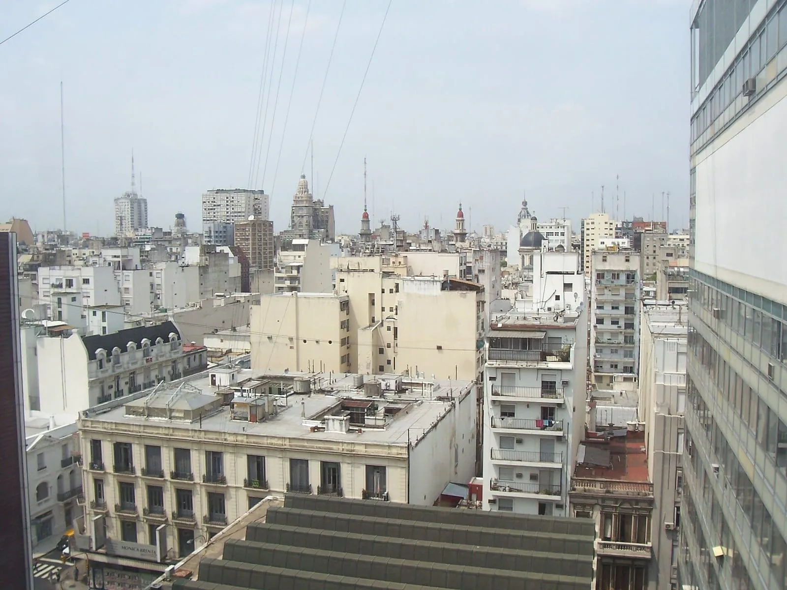 Techos y edificios del microcentro de Buenos Aires vistos desde lo alto del Teatro San Martín, en la Avenida Corrientes