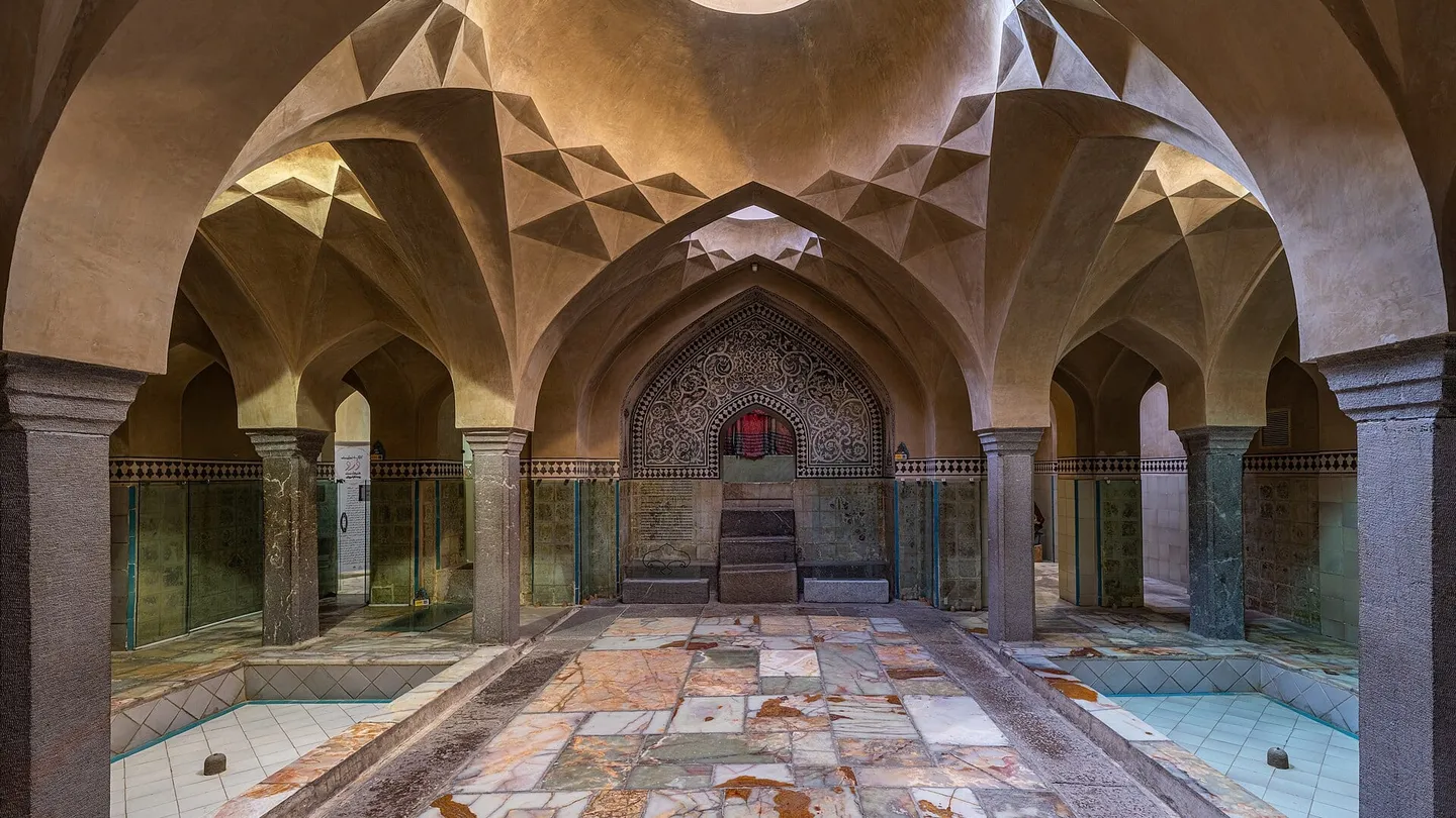 Salón abovedado del hammam Ali Gholi Agha, en Isfahán, con columnas de piedra, arcos y tragaluz en el centro