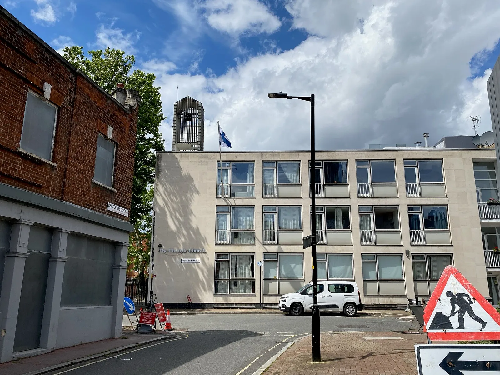Iglesia Finlandesa de Rotherhithe, edificio modernista claro con el campanario al fondo