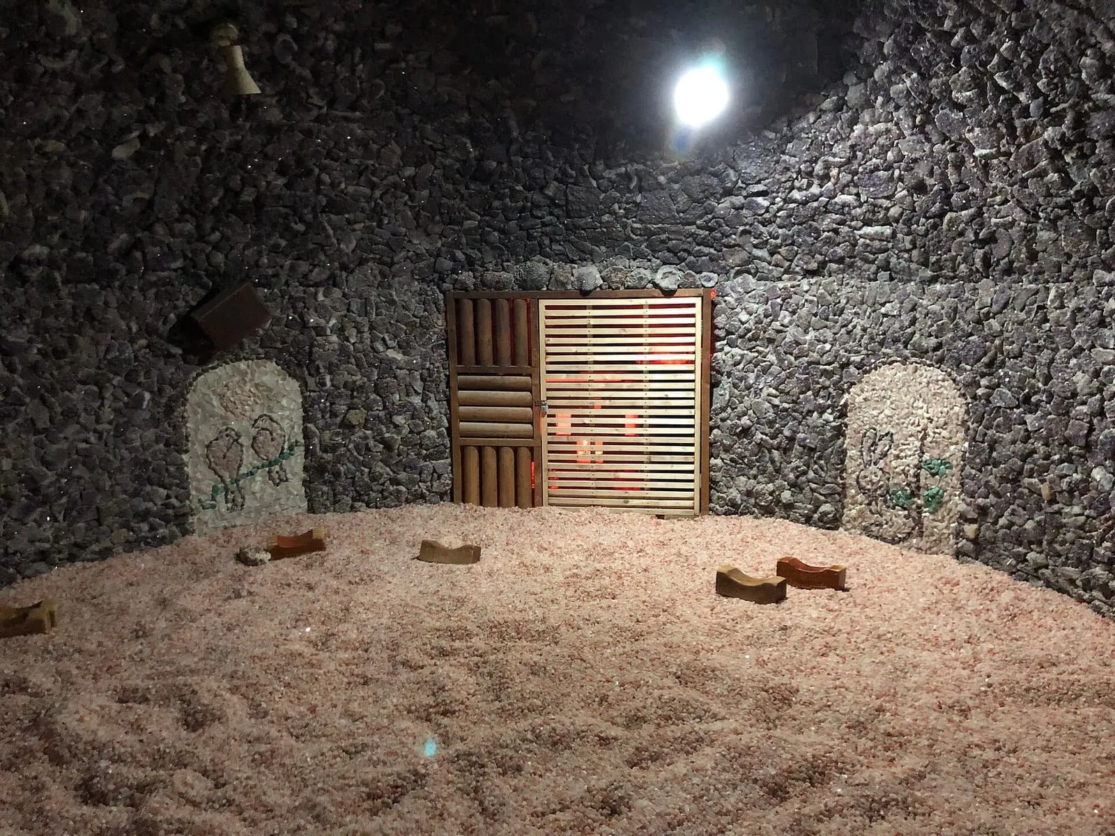 Sala de bulgama de un jjimjilbang en Wonju, Corea del Sur, con paredes de piedra y piso cubierto de sal