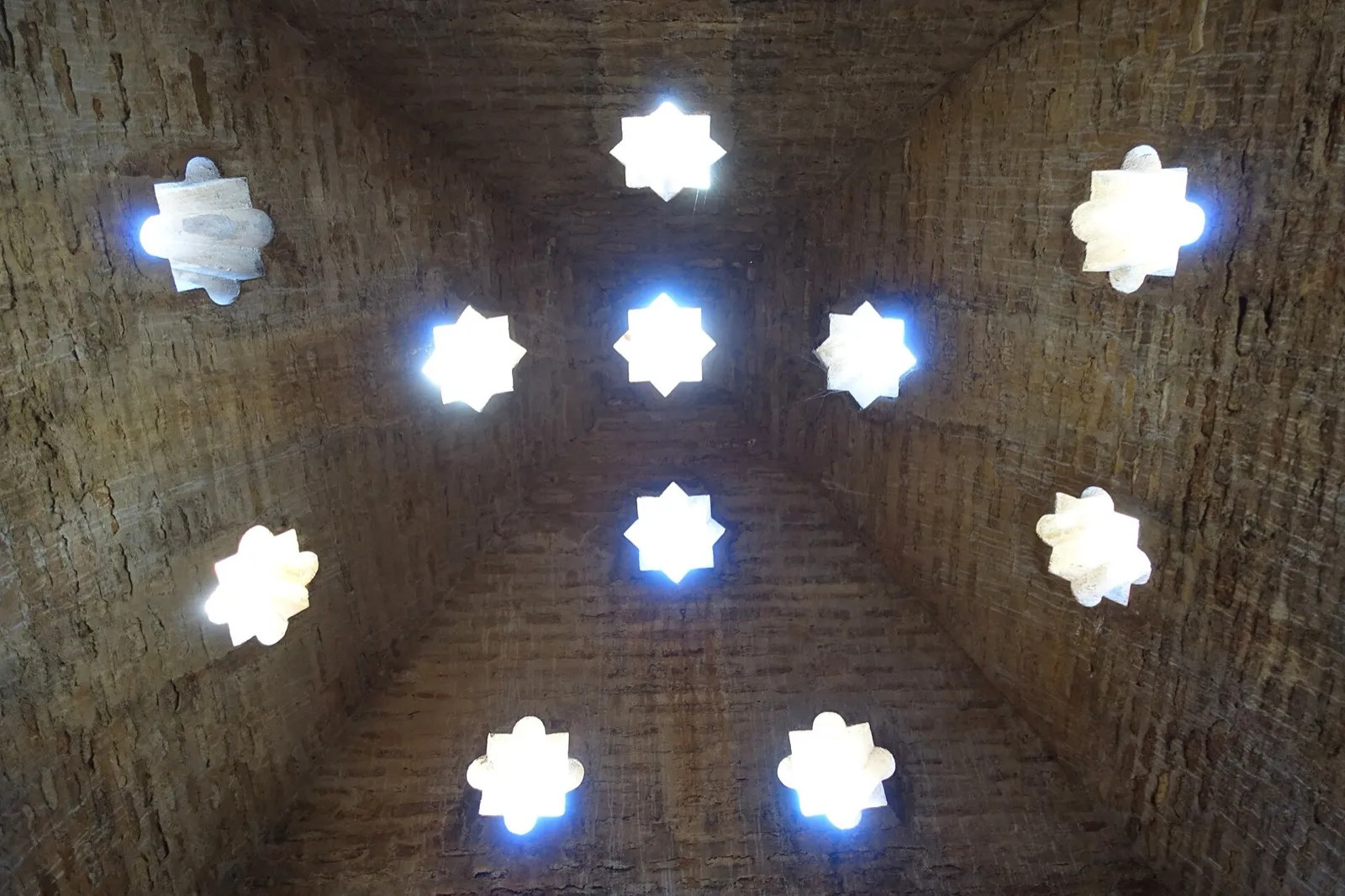 Bóveda de ladrillo de los baños de Comares, en la Alhambra, con lucernarios en forma de estrella de ocho puntas