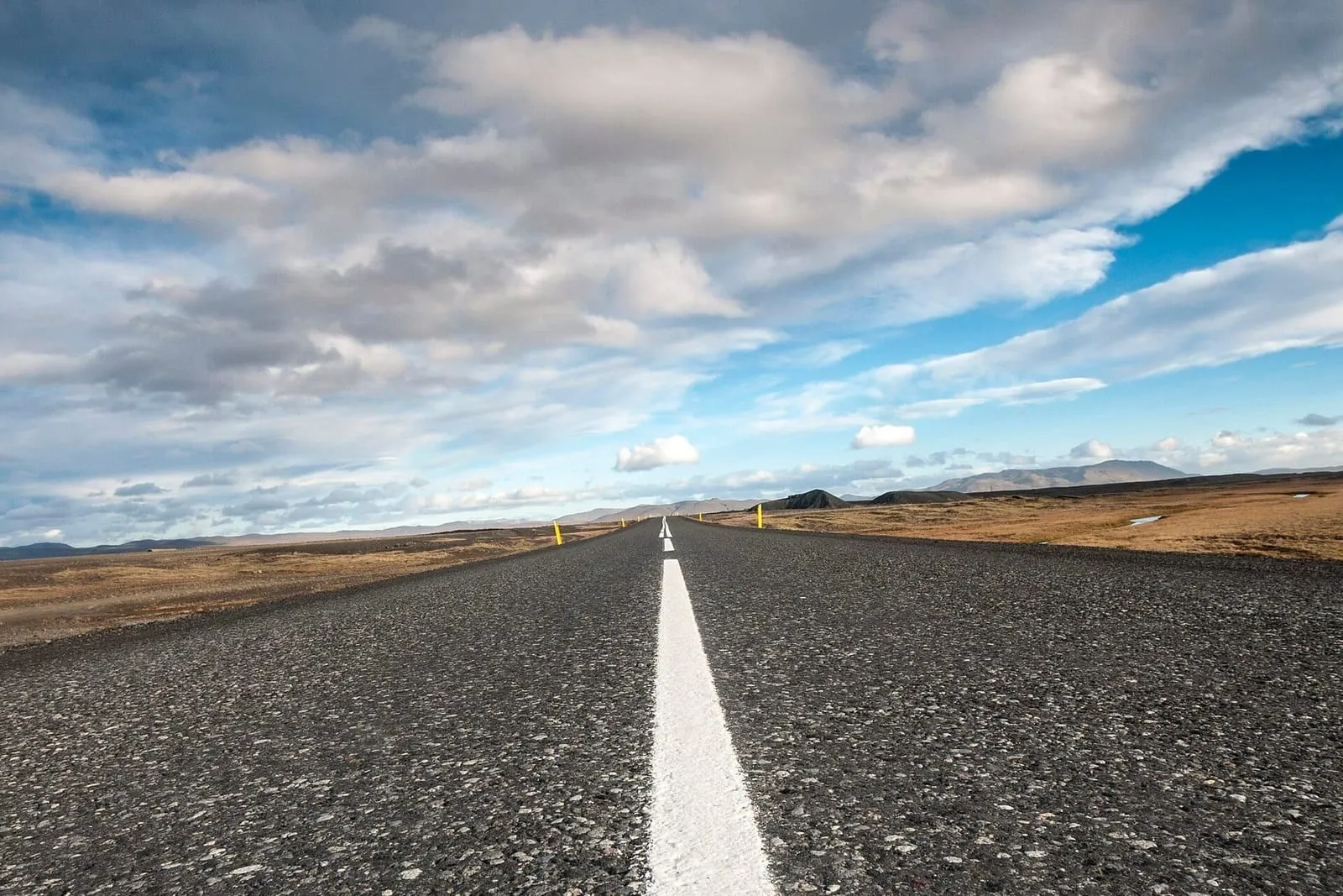 La Ring Road de Islandia, carretera de asfalto recta que cruza un campo de lava bajo nubes