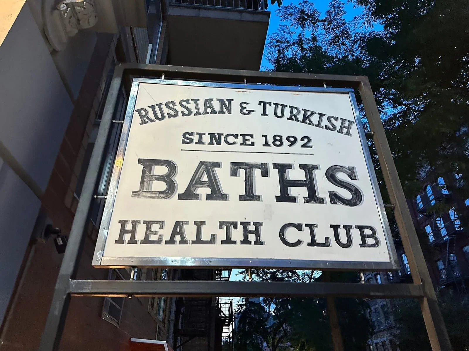 Letrero del Russian & Turkish Baths Health Club, con el texto "since 1892", en la East 10th Street