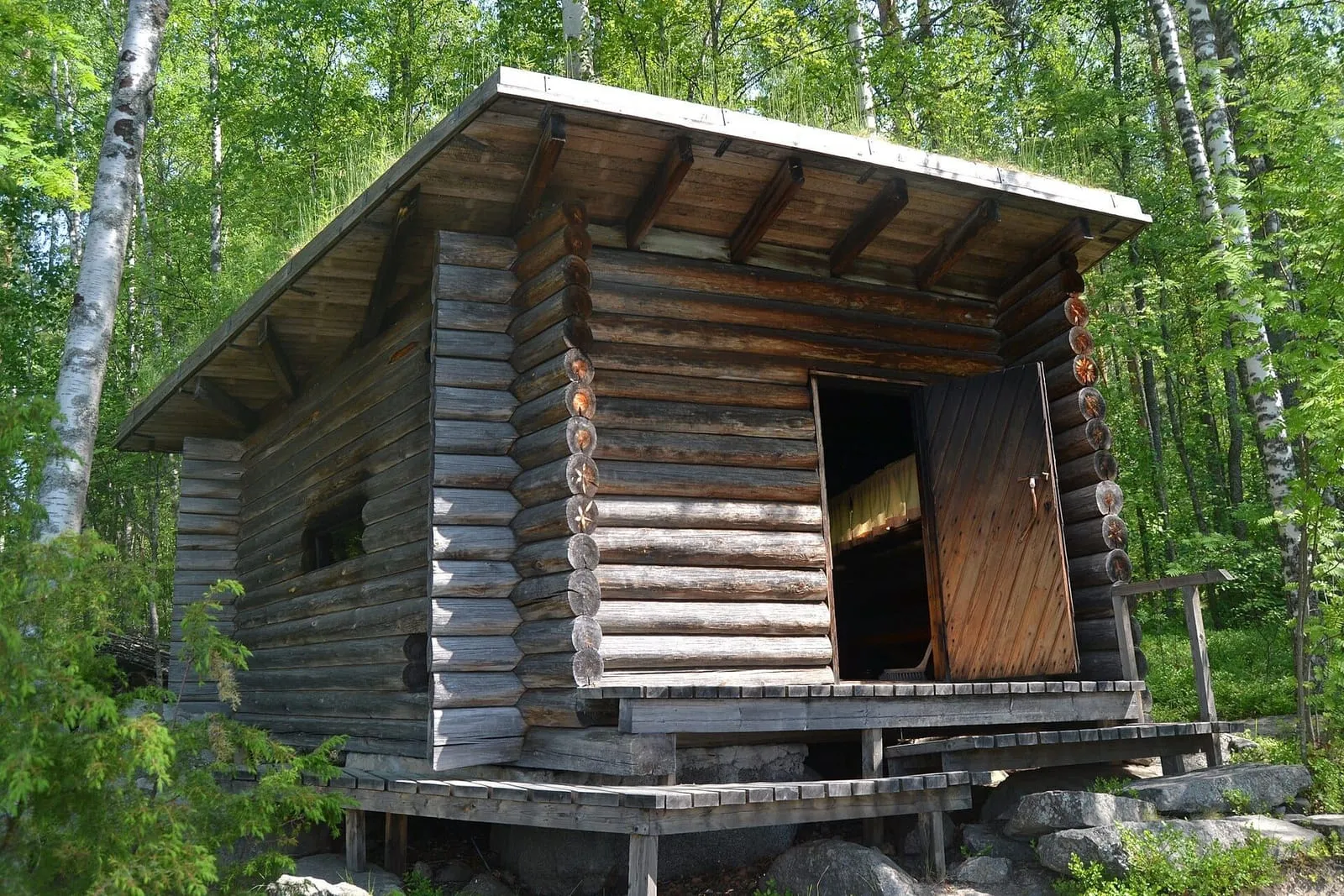 Sauna de humo de troncos en la Casa Experimental de Muuratsalo, de Alvar Aalto, en Jyväskylä, Finlandia