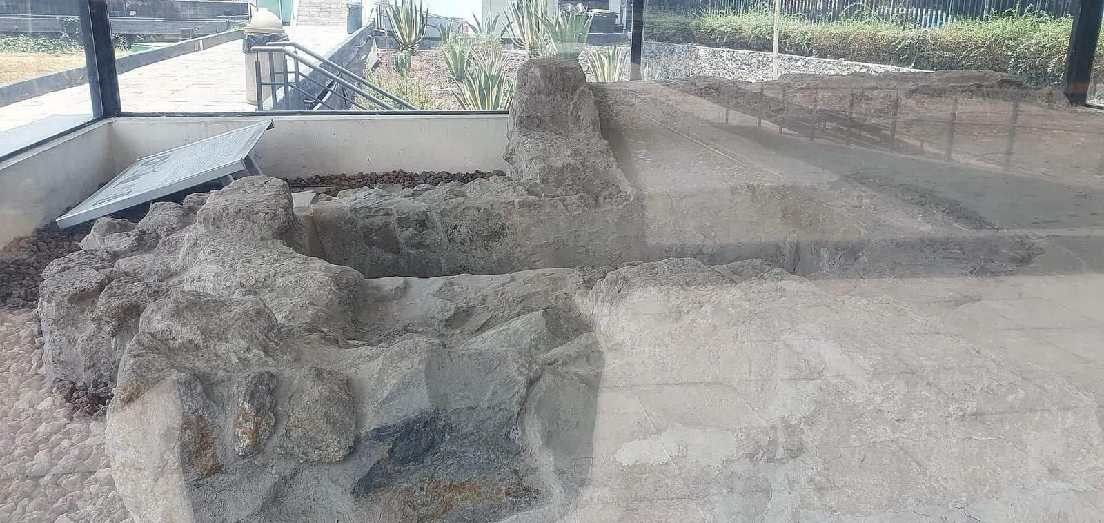 Vestigios de piedra de un temazcal en la zona arqueológica de Tlatelolco, en la Ciudad de México