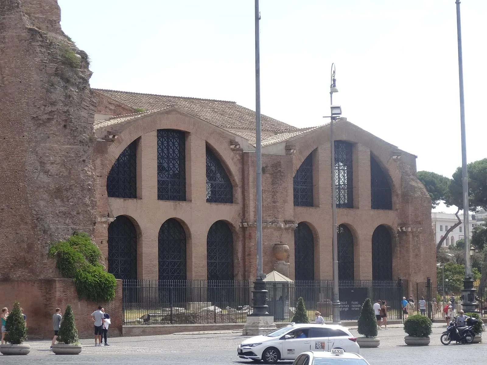 Fachada de ladrillo de las Termas de Diocleciano, en Roma, hoy la basílica de Santa Maria degli Angeli, con grandes ventanas en arco