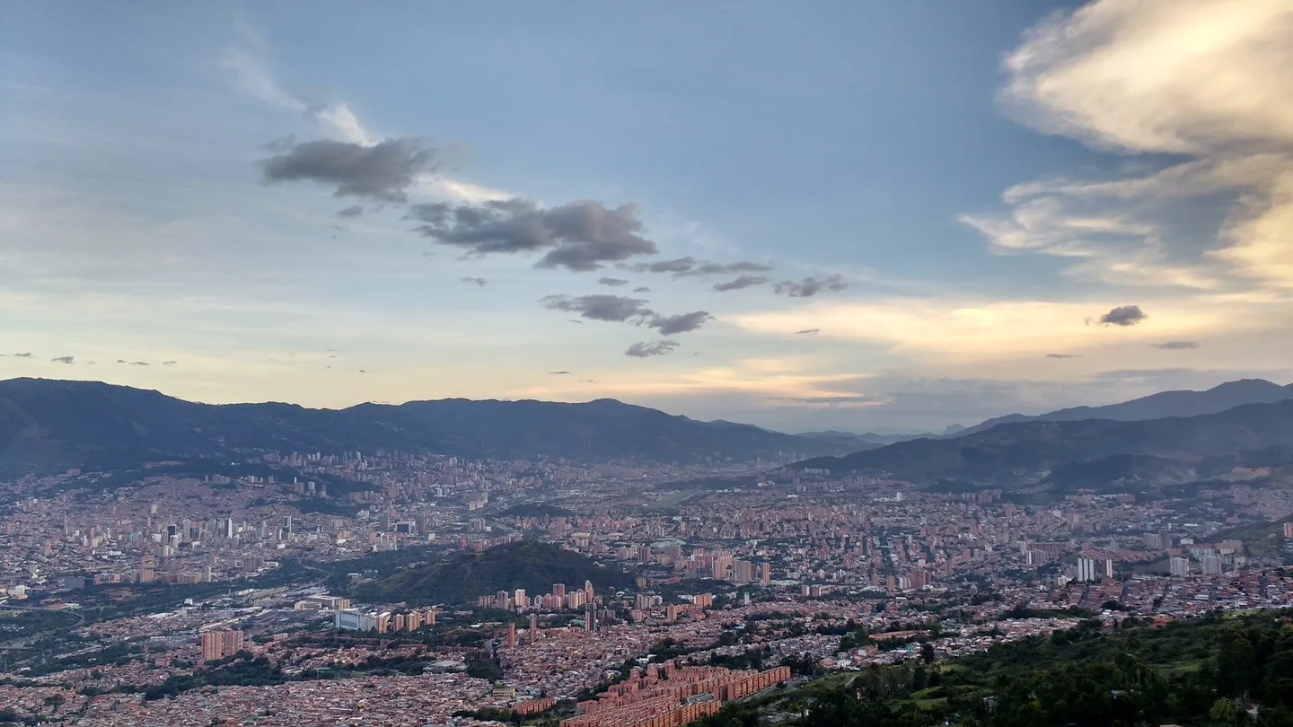 Vista panorámica del Valle de Aburrá y de Medellín al atardecer desde el Cerro El Picacho, con las montañas alrededor