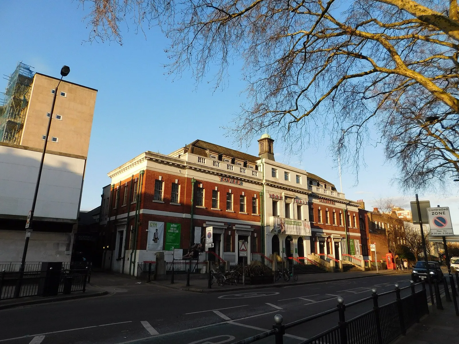 Fachada de ladrillo rojo del York Hall, en Bethnal Green, en la esquina de Old Ford Road
